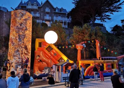 Image-r2-jeux-parc-soir-avec-ballon-éclairant-400x284